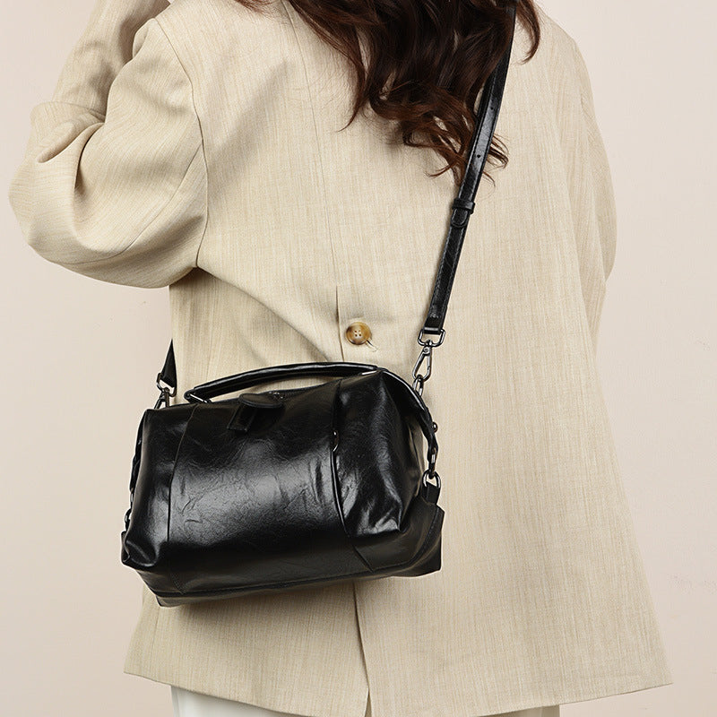Messenger Bag Korean Simple Soft Leather Pillow Bag Large Capacity Oil Wax Leather Ladies Hand Bag Daily Office Bag